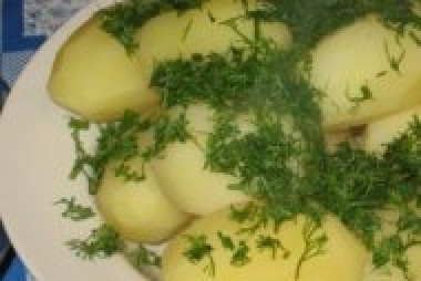 1. Этап. Холодник из свеклы на воде: Картофель посыпать зеленью и подать отдельно.