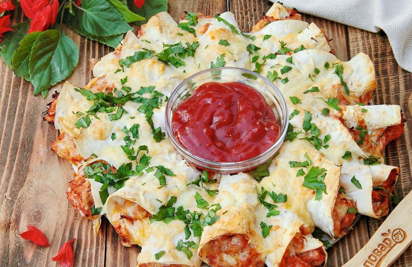 1. Этап. Закуска Цветущее кольцо Кесадильи: Запекайте в духовке при 180 градусах около 20 минут. Закуска 