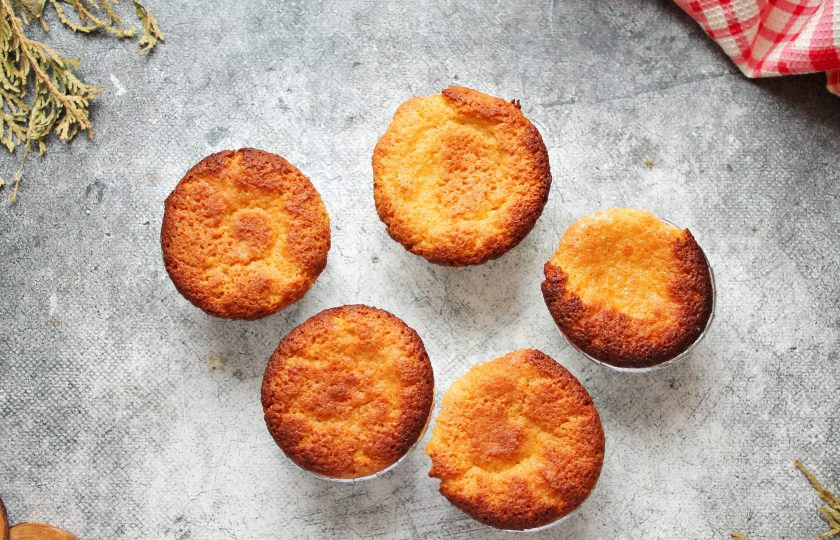 1. Этап. Миндальные капкейки: Установите формочки на противень или если формочки не усиленные, поставьте внутрь ячеек формы для кексов. Поставьте в горячую духовку и выпекайте при температуре 180 градусов в течение 25-35 минут, до готовности, которую можно определить при помощи деревянной шпажки. Готовые капкейки достаньте из духовки и полностью остудите.