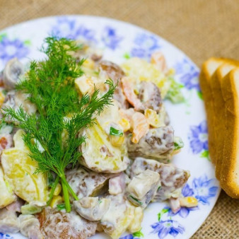 Салат из ветчины и кукурузы