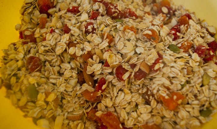1. Этап. Гранола диетическая: Затем овсяные хлопья смешайте с орехами, семечками и сухофруктами.