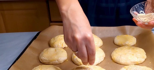 1. Этап. Крабсбургер из Губки Боба: Формирование булочек: Тесто раскатать в рулет и разделить на равные части. Из каждой части сформировать шар. Смазать булочки желтком и посыпать кунжутом. Выпекать в духовке при 180°C около 25 минут.