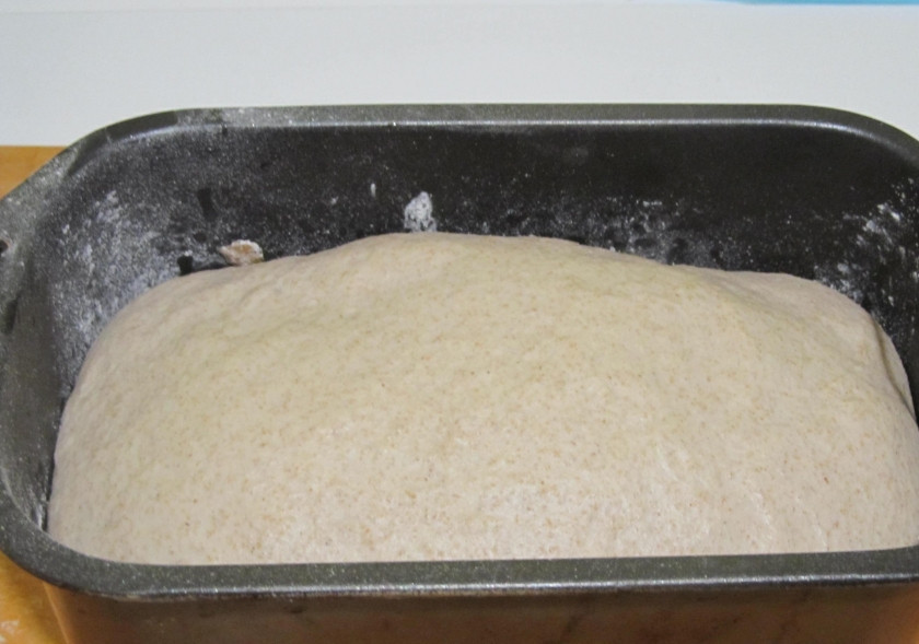 1. Этап. Ржаной хлеб на кефире: Тесто поднялось. Перемешайте его еще раз.