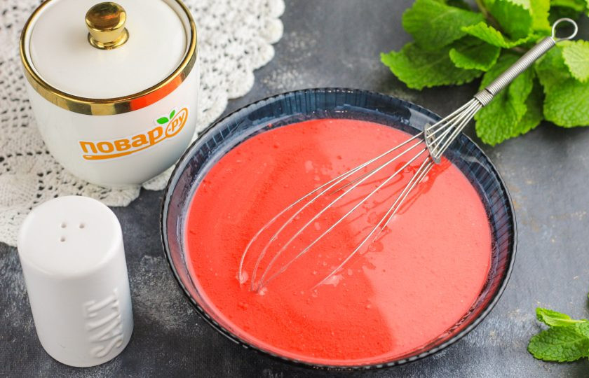 1. Этап. Торт Красный бархат с творожным кремом: В пиалу или глубокую емкость влейте кефир любой жирности, растительное масло и добавьте красный краситель. Лучше всего использовать гелевый краситель, он не выгорает при выпекании. Влейте уксус или лимонный сок, тогда красный цвет бисквита не потускнеет. Тщательно перемешайте.