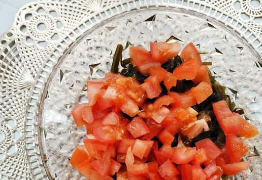 1. Этап. Салат Морской ёж: Помидоры нарезать небольшими кубиками.