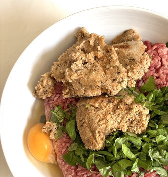 1. Этап. Фрикадельки с моцареллой в аэрогриле: Нарезать листья базилика (я это делаю ножницами), добавить к фарш вместе с яйцом и сухарями.