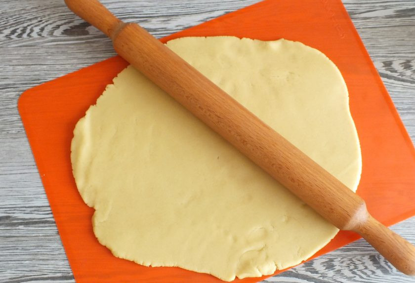 1. Этап. Пирог с творогом и сгущенкой: Раскатайте большую часть в пласт толщиной 0,5 см.