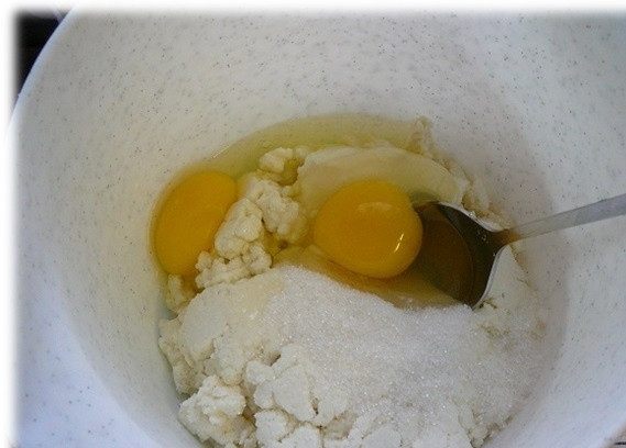 1. Этап. Творог с морковью: 1. Рецепт приготовления творога с морковью чрезвычайно простой и не требует большого количества времени. Творог необходимо поместить в глубокую миску. Вбить туда яйца. Добавить сахар (количество регулируете собственными вкусовыми предпочтениями). Все тщательно перемешать и довести до однородной консистенции.