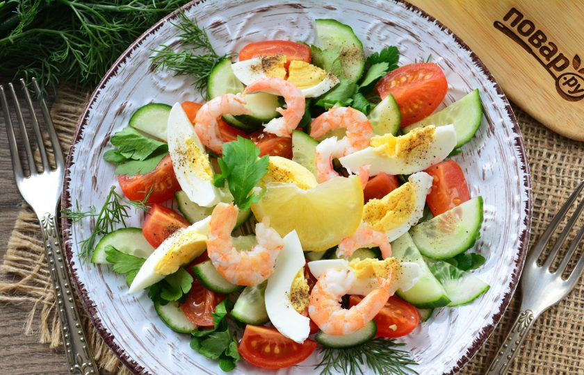 1. Этап. Салат с креветками, огурцами и яйцами: Салат сразу подавайте к столу. Приятного вам аппетита!
