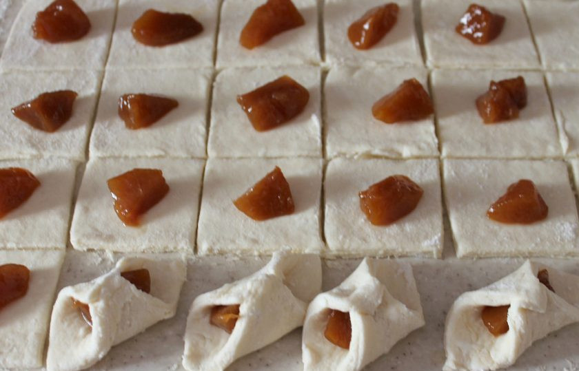 1. Этап. Творожное печенье с фруктами: Уголки теста соединяем и прижимаем. Печенье выкладываем на противень покрытый пекарской бумагой. Выпекаем в духовке при температуре 180-190 градусов около 12-15 минут.