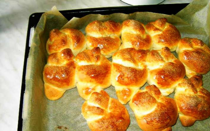 1. Этап. Творожное тесто для булочек: Разогрейте духовку до 190 градусов и выпекайте булочки в течение 30 минут. Сразу можно подать их на стол.