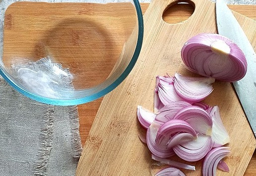 1. Этап. Луковый салат: Лук нарезаем 