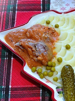 1. Этап. Буженина из индейки в соусе: Подать с любимым гарниром, сервировав соленьями.