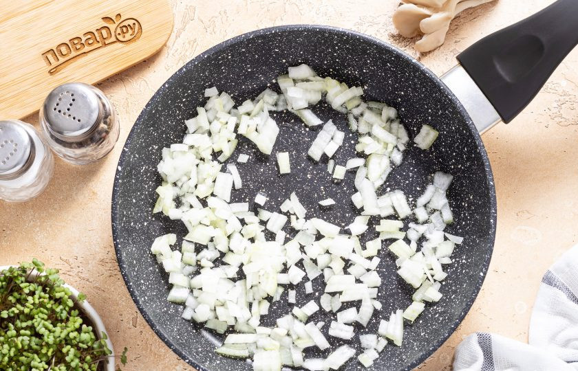 1. Этап. Картофель фаршированный вешенками: Нарежьте репчатый лук на небольшие кубики и обжарьте до прозрачности с растительным маслом.