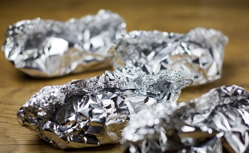 1. Этап. Грудка с фасолью: То же самое проделываем с оставшимися 3 грудками, а затем выкладываем их на противень и ставим в разогретую до 180 градусов духовку на 25 минут. Затем вынимаем конвертики из духовки, но не разворачиваем фольгу еще минут 10-15. А готовое блюдо перекладываем на тарелки и подаем к столу. Приятного всем аппетита!