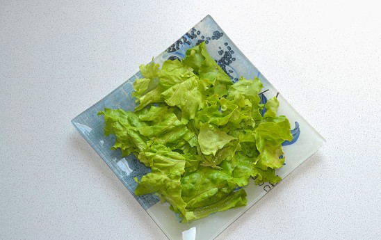 1. Этап. Теплый салат с грушей и куриной печенью: На тарелку для подачи выложите вымытый и высушенный салат.