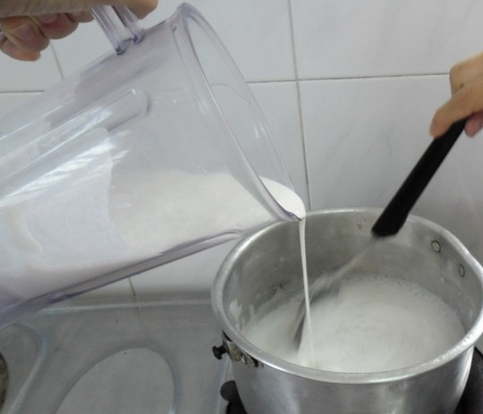 1. Этап. Заварной крем без молока: 3. Не снимая сотейник с огня, влейте тонкой струйкой содержимое чаши блендера. Энергично перемешивайте венчиком, чтобы крем не собрался комками.