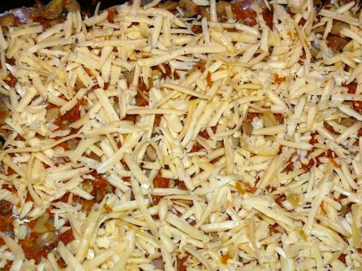 1. Этап. Запеченная грудка с грибами: Обильно посыпьте тертым сыром. Запекайте в течение получаса в разогретой до 180 градусов духовке. На стол подавайте со свежей зеленью и хлебом.