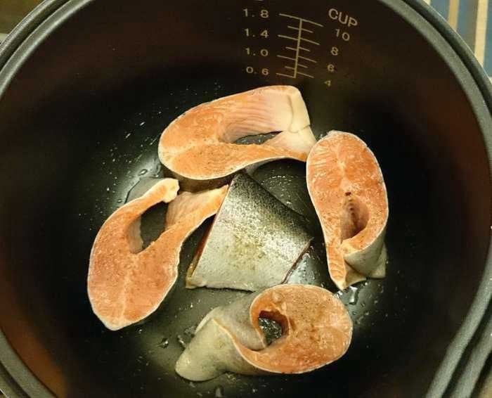 1. Stage. Amlet trout: We clean and cut the fish into pieces. Also salt and pepper to taste. Lubricate the bottom of the multicooker pan. Spread evenly pieces of fish.