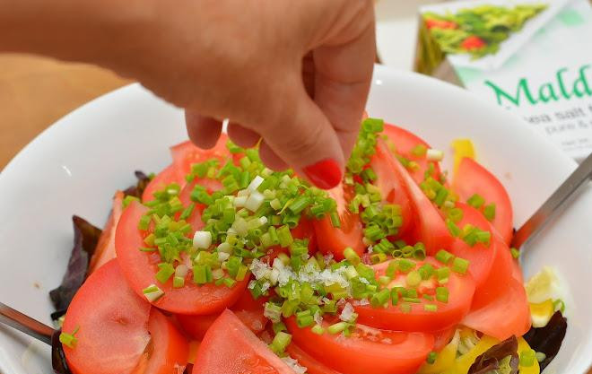 1. Этап. Салат с лимонной заправкой: Добавляем соль и перец.