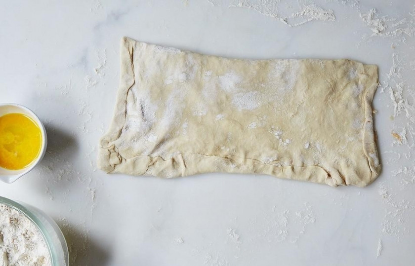 1. Этап. Сырные палочки из слоеного теста: Шаг 4. Получившийся конвертик отправьте в холодильник на 20 минут.