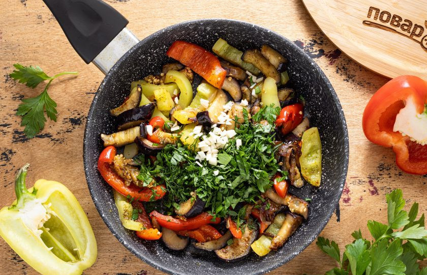 1. Этап. Жареные баклажаны с перцем: В конце добавьте мелко порезанную зелень и измельченный чеснок. Перемешайте и снимите с плиты.