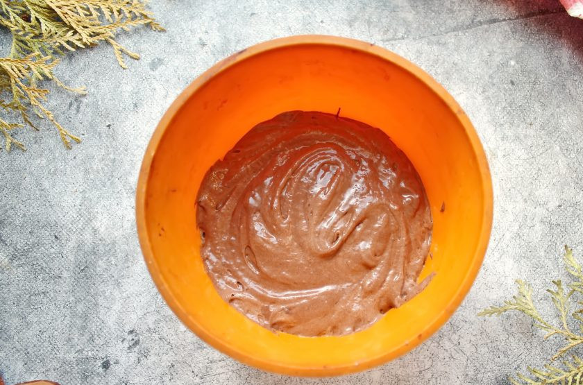 1. Этап. Шоколадный бисквит на белках: Переложите тесто в форму для выпечки диаметром 18 сантиметров с пергаментом на дне.