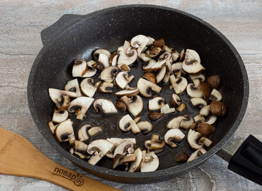 1. Этап. Плов из булгура с грибами: В сковороде с толстым дном или в казане нагрейте немного масла и обжарьте нарезанные пластинами грибы. Затем жареные грибы уберите из сковороды на тарелочку.