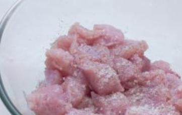 1. Этап. Индейка в кефире в мультиварке: Филе индейки нужно промыть и нарезать на небольшие кусочки. Посолите и поперчите, перемешайте.