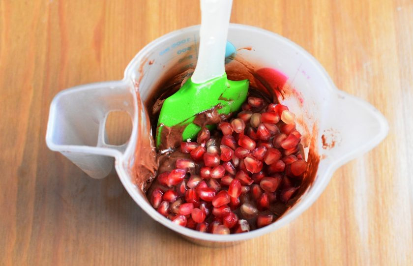 1. Этап. Капкейки с гранатом: Всыпьте просеянную с какао и разрыхлителем муку, добавьте небольшую щепотку соли. Лопаткой быстро перемешайте. Добавьте горсть очищенных зерен граната и еще раз перемешайте.