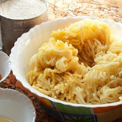 1. Этап. Картофельные гомбовцы: Отваренный картофель прокручиваем через мясорубку. Лишнюю жидкость отжимаем.