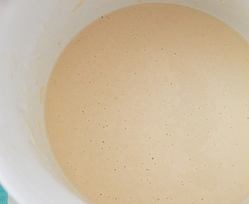 1. Этап. Блинчики по-корейски: Тесто для блинчиков должно настояться, поэтому готовим его в первую очередь. Смешиваем воду с молоком, солью и яйцами. Всыпаем муку и хорошо размешиваем, чтобы тесто было без комочков. Накрываем полотенцем и отставляем в сторонку.