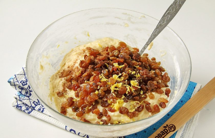 1. Этап. Кулич в мультиварке без дрожжей: Теперь осталось добавить промытый и распаренный изюм, корицу и цедру лимона.