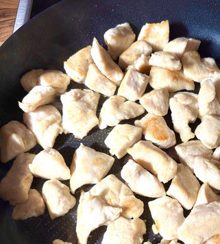 1. Этап. Рагу Жёлтое: Обжарить на 2 ст. ложках растительного масла куриное мясо (можно готовить и из филе ножек) до зарумянивания, убрать мясо со сковороды.