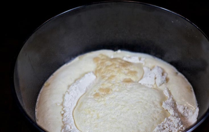 1. Этап. Пирожки, жареные на сковороде: 2. На этом этапе нужно отправить тесто в теплое место, предварительно накрыв чистым полотенцем. Оно должно постоять минут 15-20.