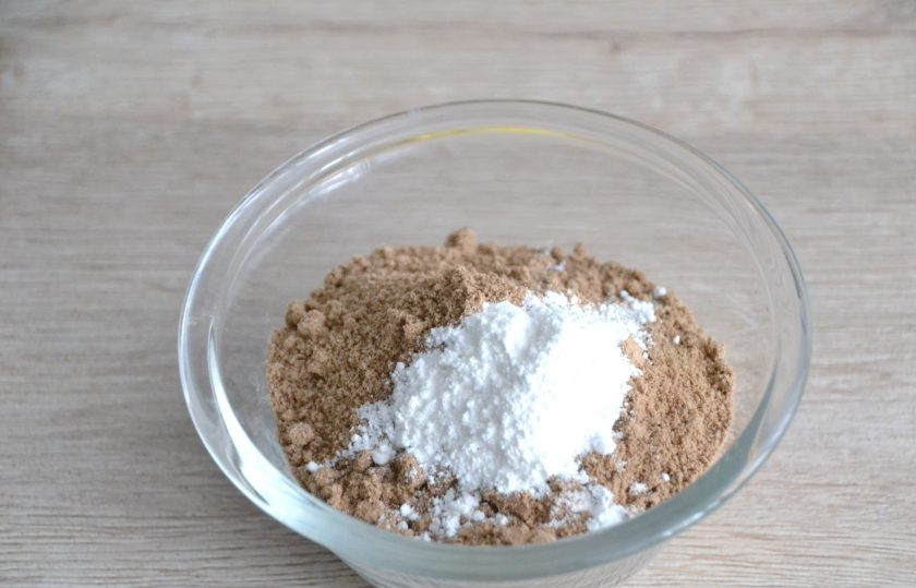 1. Этап. Бездрожжевой кето-хлеб: Смешайте льняную муку с разрыхлителем.