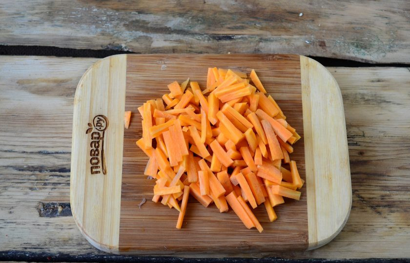 1. Этап. Булочки, фаршированные пловом: Морковь можно натереть на крупной терке, а можно порезать ножом на мелкую соломку.