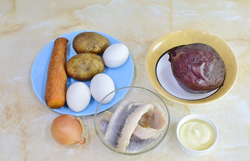 1. Этап. Салат Сельдь под шубой: Для приготовления салата подготовьте все необходимое. Овощи — картофель, морковь, свеклу — отварите заранее до готовности. Так же заранее отварите яйца. Все остудите. Сельдь можно взять сразу без костей.