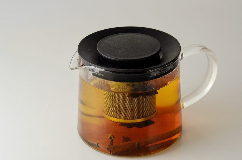 1. Этап. Новогодний грог: Добавьте чай, влейте кипяток и оставьте на 10-15 минут.