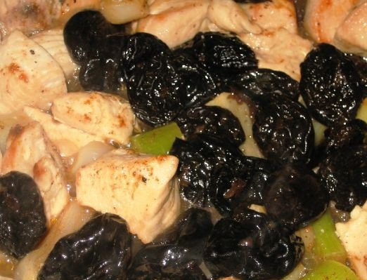 1. Этап. Жареная курица с черносливом: Кладем чернослив и продолжаем готовить до испарения жидкости, примерно 10-15 минут.