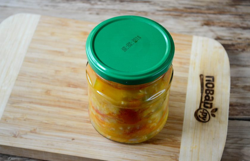 1. Этап. Салат из помидоров и кабачков на зиму: Наполните банки готовым салатом и плотно укупорьте банки металлическими крышками. Банки переверните вверх дном и оставьте в таком положении до полного остывания, а затем уберите в темное прохладное место.