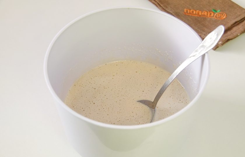 1. Этап. Кофейное пирожное: Добавьте 50 мл заваренного кофе и перемешайте.