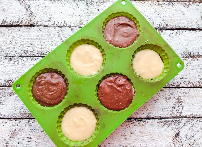 1. Этап. Двухцветные кексы: На коричневое теста выложите белое, а сверху белого - коричневое и отправьте в предварительно разогретую духовку до 180 градусов на 25-30 минут.