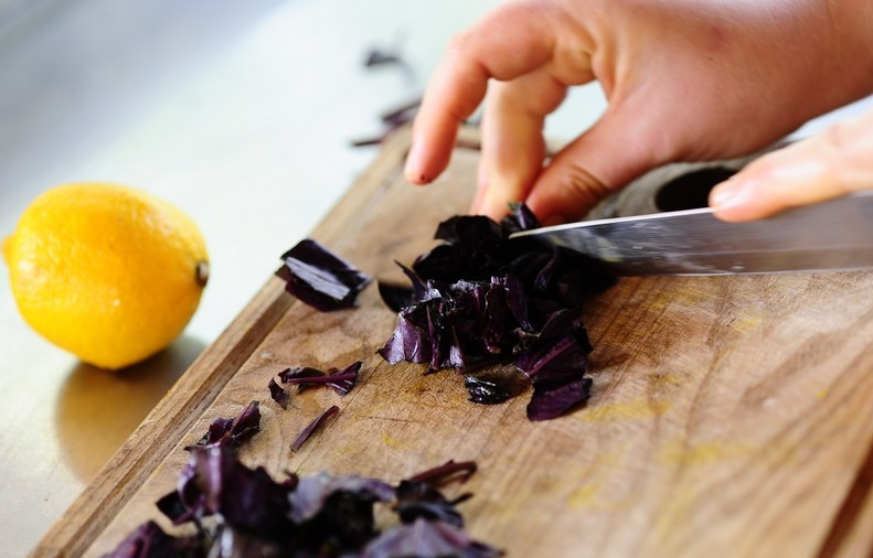 1. Этап. Напиток из базилика: Мелко рубим базилик.