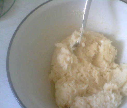 1. Этап. Заварное тесто для вареников с картошкой: 2. В отдельной миске взобьем яйцо и добавим в тесто. Перемешаем еще раз, и охладим тесто в холодильнике.