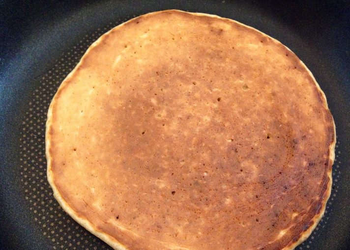 1. Этап. Овсяные оладьи на ряженке: Обжариваем оладьи с обеих сторон до красивого румяного цвета.