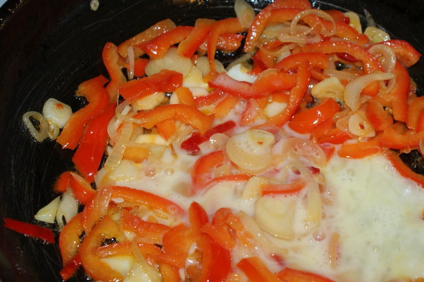 1. Этап. Рис по-тайски с курицей: Слегка взбейте яйцо, влейте на сковородку, помешайте, жарьте минуту.