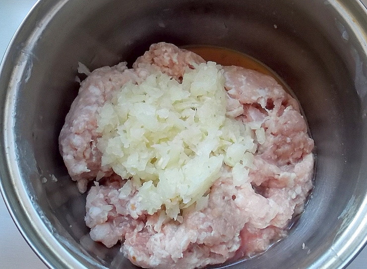 1. Этап. Запеченные конкильони: В фарш добавьте натертый на крупной терке лук, яйцо. Посолите и перемешайте.