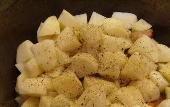 1. Этап. Свинина с картофелем: Теперь в глубокую кастрюлю или казан выкладываем мясо с овощами, а сверху, нарезанный дольками картофель. Заливаем воду так, чтобы жидкость накрывала мясо, но не поднималась на картошку. Теперь закрываем крышкой и готовим на среднем огне 40-45 минут. Не забываем время от времени проверять уровень воды, мешать не надо, так картофель не развалится. По истечении времени выключаем огонь и даем постоять еще 15 минут.