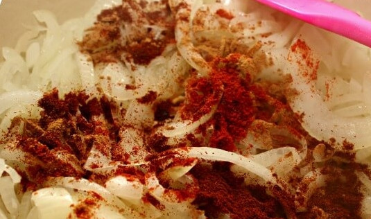 1. Этап. Лук для хот-догов: Первым делом нарежьте лук тонкими полукольцами или четвертькольцами. Разогрейте в сковороде масло и выложите лук, обжарьте минут 5, затем посыпьте острым перцем, корицей, паприкой, обжарьте минутку.